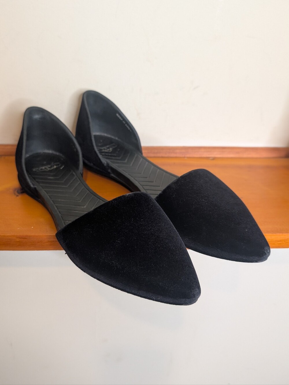 Native Black Pointed Toe D'Orsay Velvet Flats - Women's 9